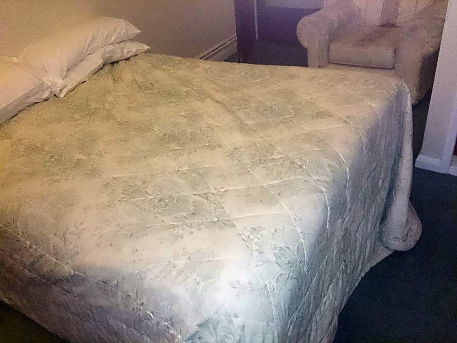 OYO Rose & Crown Hotel