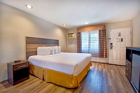 Deluxe King Room - Non-Smoking