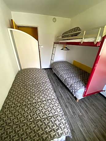 Basic Triple Room with Shared Bathroom