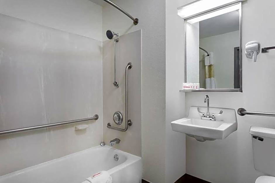 Clarion Pointe - Greensboro Coliseum Area