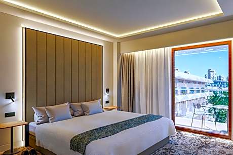 Sol Suite Lateral Sea View (2 Adults + 2 Children)