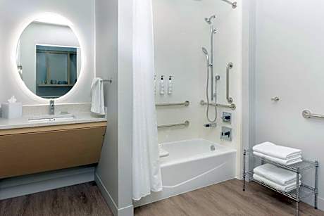 Queen Studio with Adapted Tub - Mobility Accessible