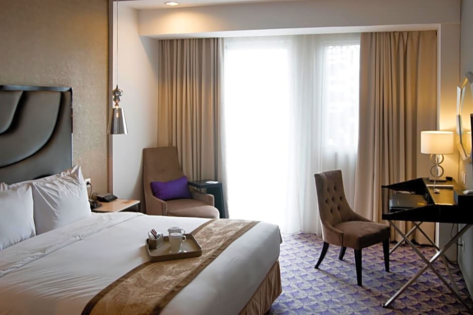 Aston Bellevue Radio Dalam