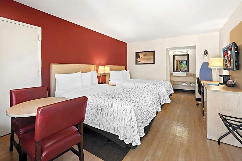 Red Roof PLUS+ & Suites Naples Downtown-5th Ave S