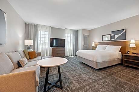 Studio Queen Suite with Communications Accessible Bath Tub