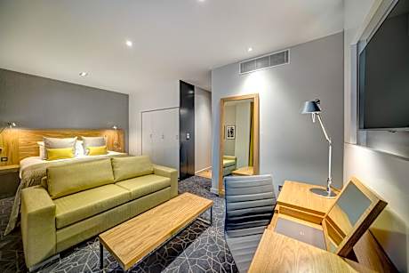 Family Room (2 Adults + 2 Children)