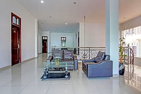 OYO 93011 Hotel Griya Lestari Pati 2