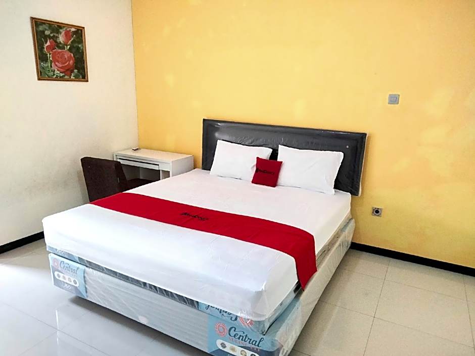 RedDoorz near Exit Tol Krapyak Semarang 3