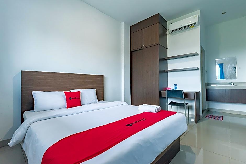 RedDoorz Plus near Kepri Mall