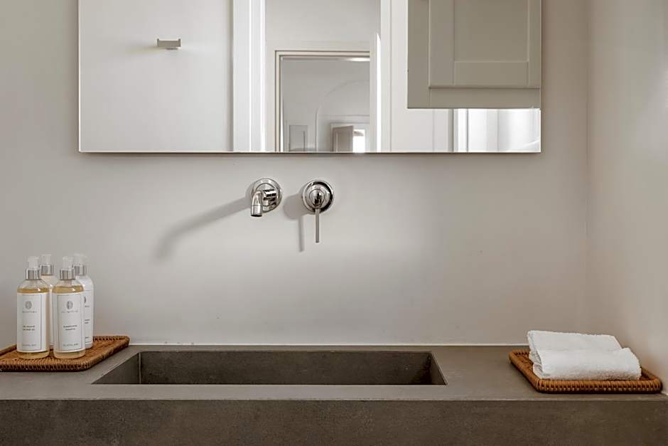 NĒRO Suites by NOMÉE Hospitality Group