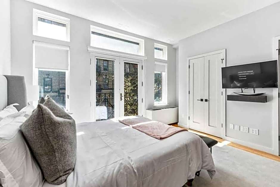 Luxe Studio w Juliet Balcony in Upper East