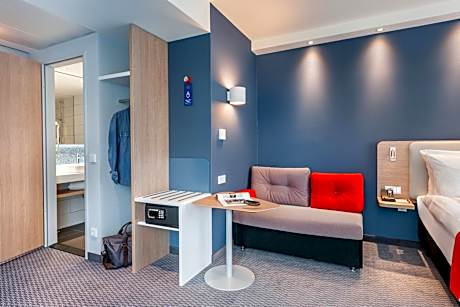 Standard Queen Room with Sofa Bed - Non-Smoking