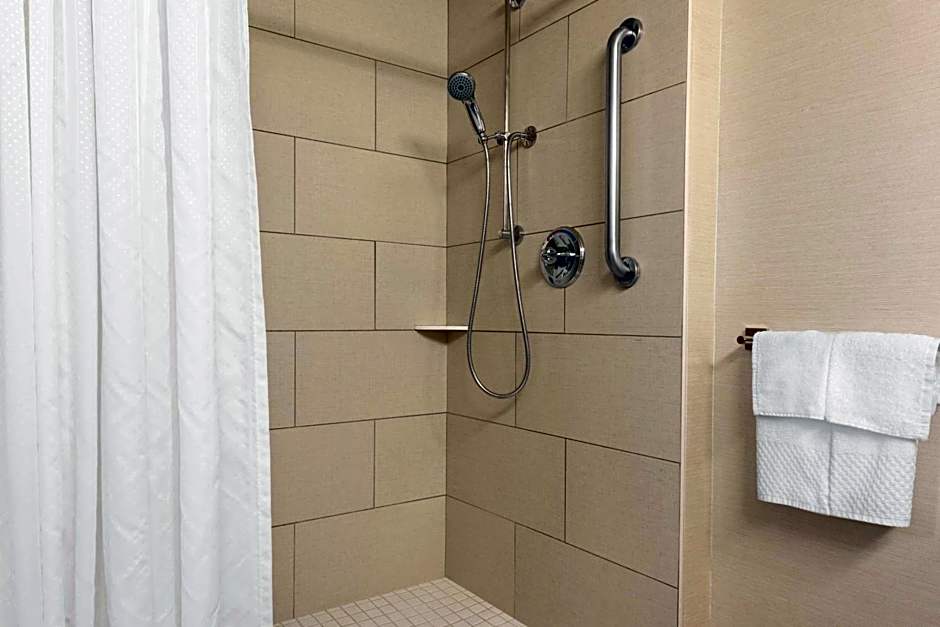 DoubleTree By Hilton Milwaukee Brookfield