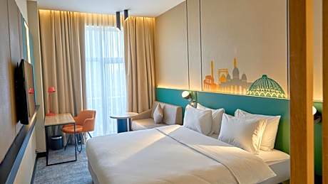 Standard King Room with Courtyard View