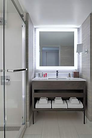 Room, 1 King Bed (Skyline view/Top floor)