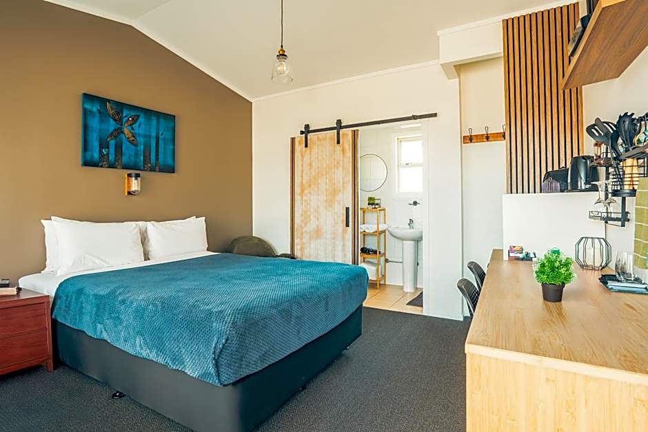 Frimley Lodge Motel - with Airport Shuttle service- Best Location in Town