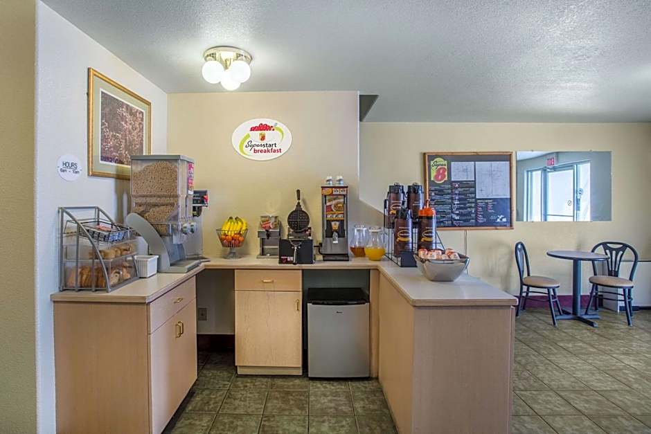 Super 8 by Wyndham Hamilton