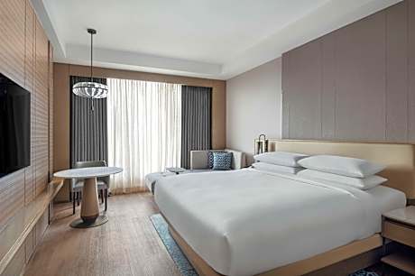 Bathtub, Executive lounge access, Club Guest room, 1 King, City view