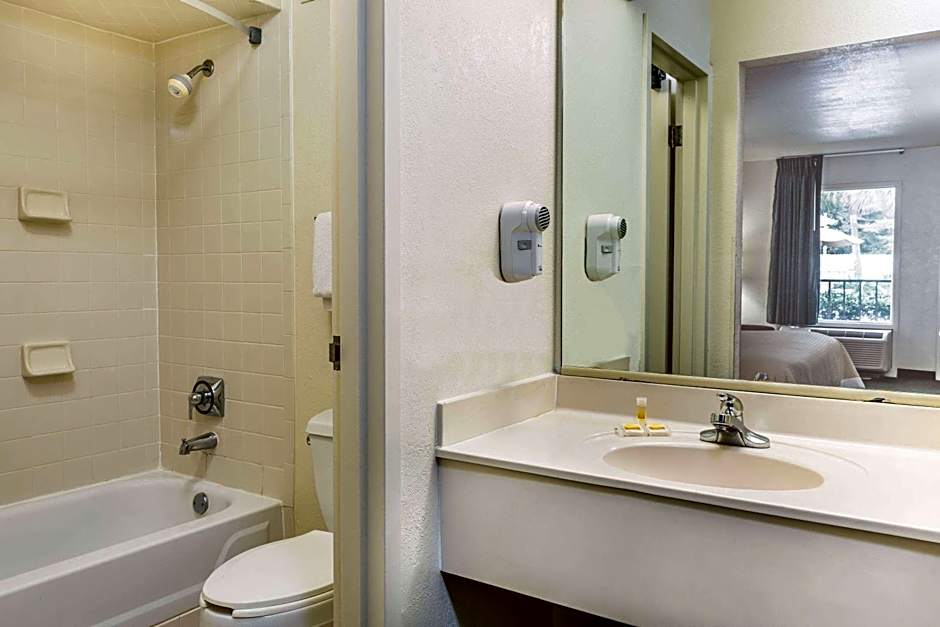 Days Inn by Wyndham Lake Park/Valdosta