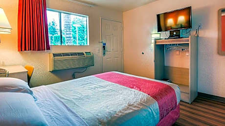 1 FULL BED | ADA/TUB