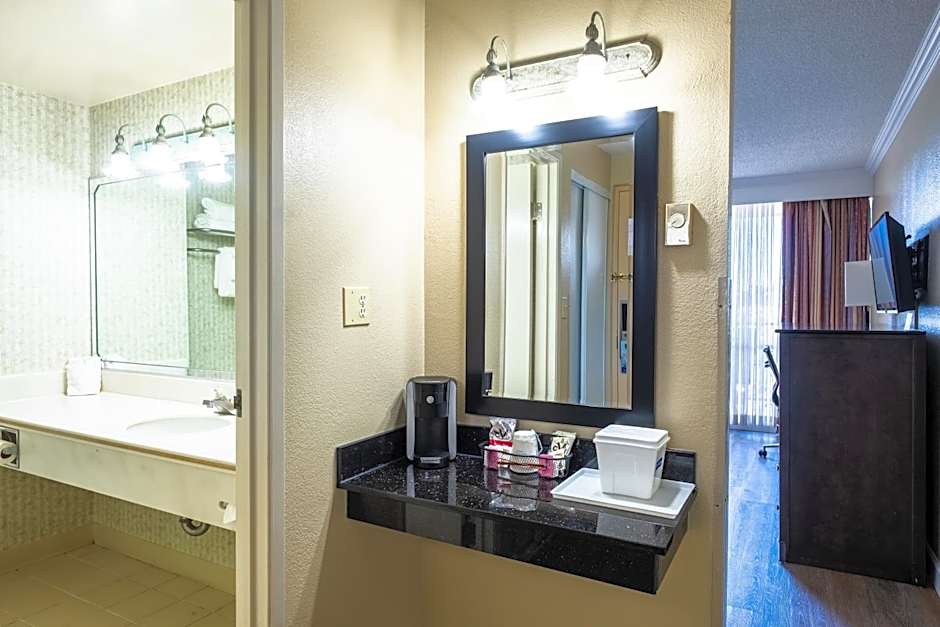 Travelodge by Wyndham Monterey Bay
