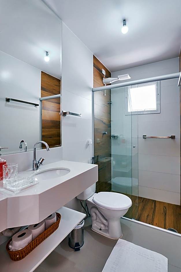 2 QUARTOS com Churrasqueira na Varanda, Piscina, Garagem interna, WiFi 500mbps, Ar Condicionado e Telas de Proteção