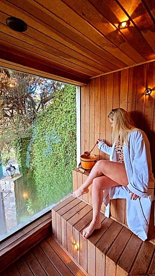 Chalét com jacuzzi sauna lareira e telao cinema