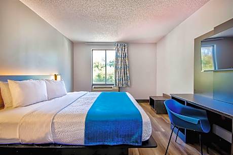 1 King Bed | Mobil Access Tub Nsmk Micfridg