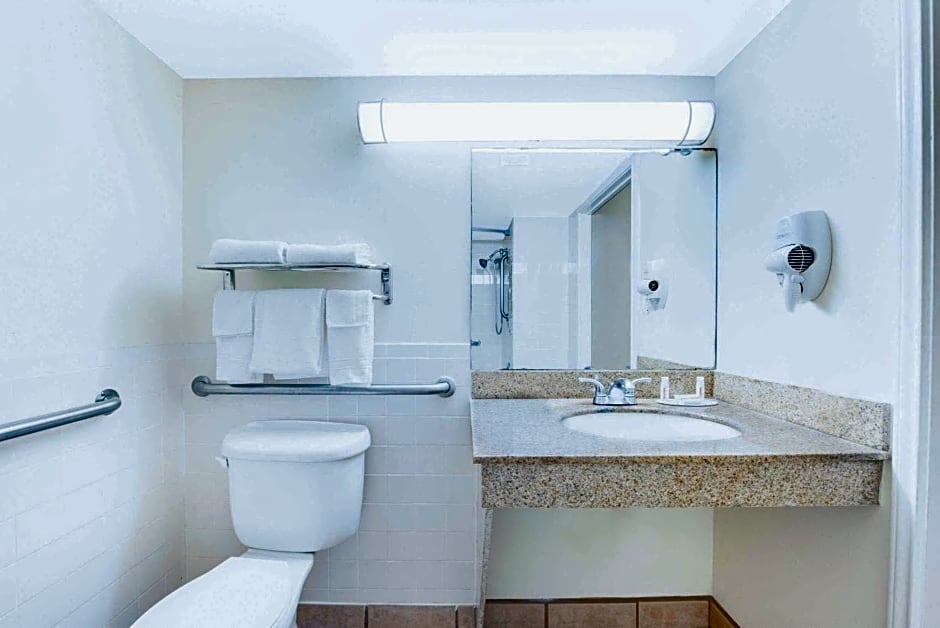 Days Inn & Suites by Wyndham Laredo