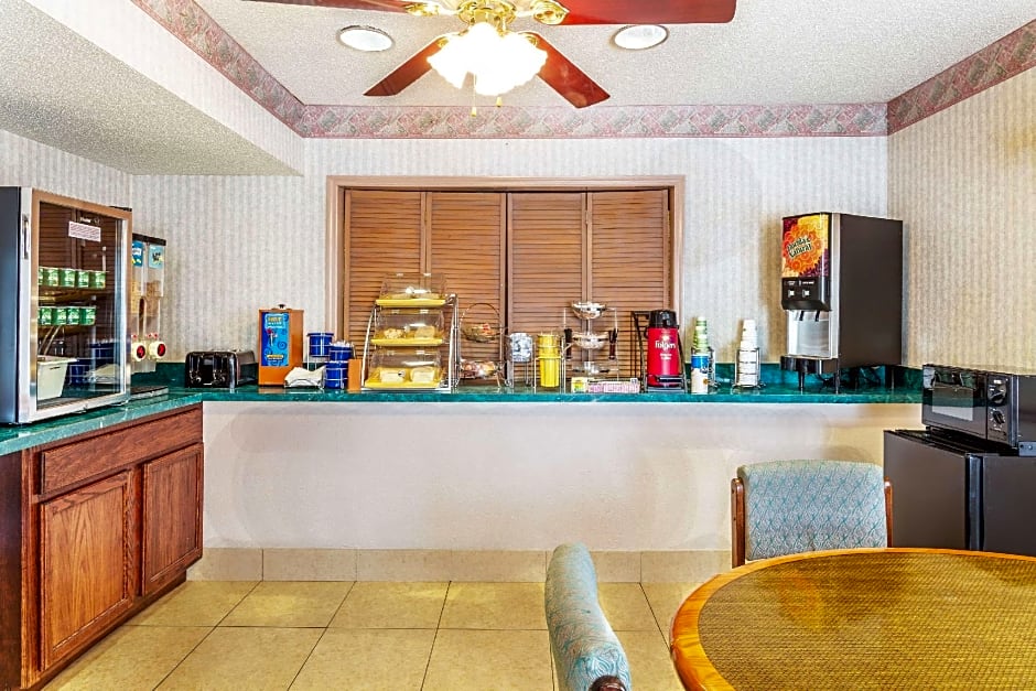 Days Inn by Wyndham Panama City/Callaway