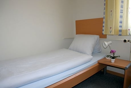 Single Room with Private Shower and Shared Toilet