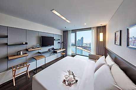 Deluxe Double Low Floor Room with Half view