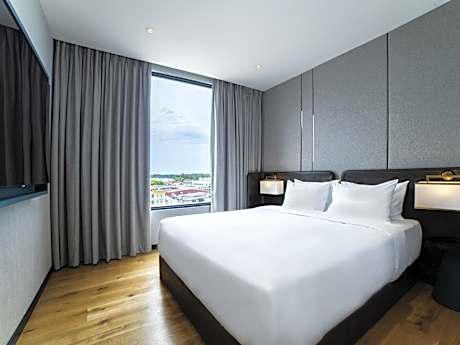 Deluxe Junior Suite with One King Bed