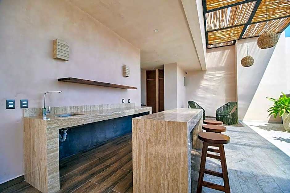 Frida's Artsy Condo with own mural, outdoor tub & rooftop pool