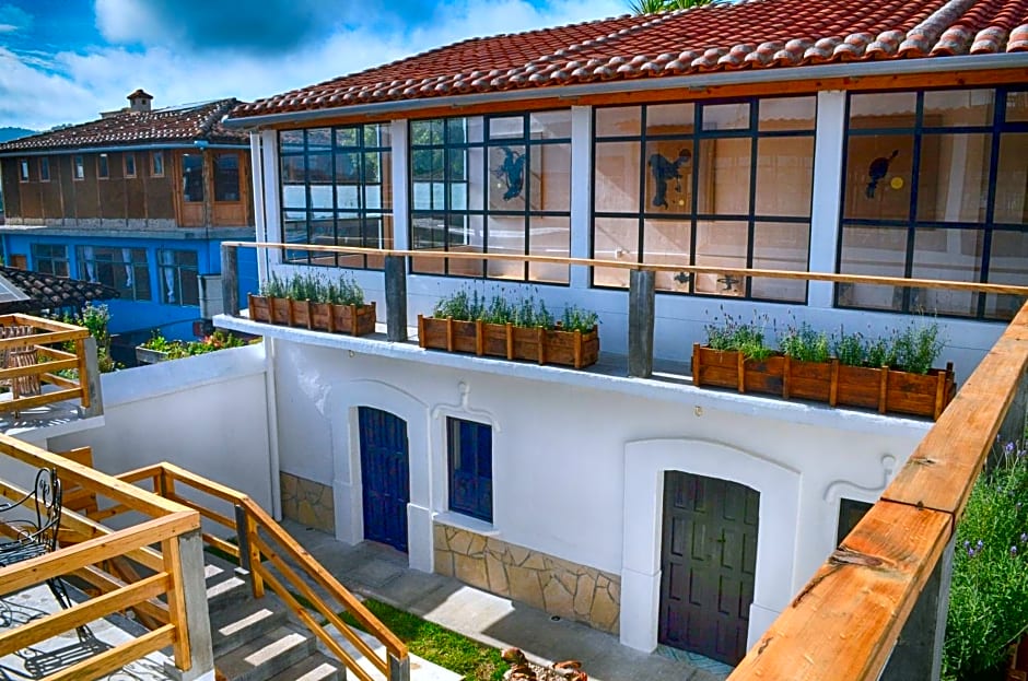 La Tozi Hotel