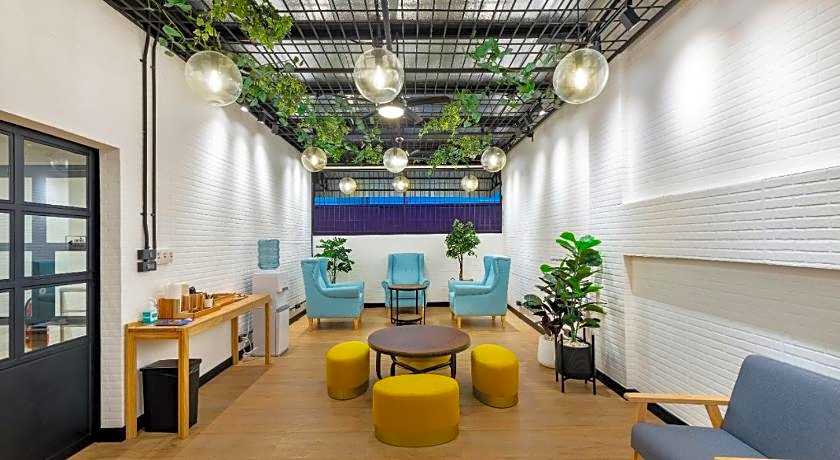 Siam Subway Hostel and Cafe