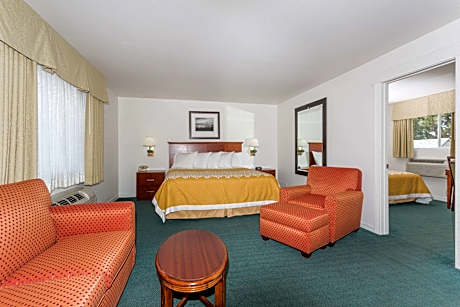 1 king bed and 1 queen bed, suite, non-smoking