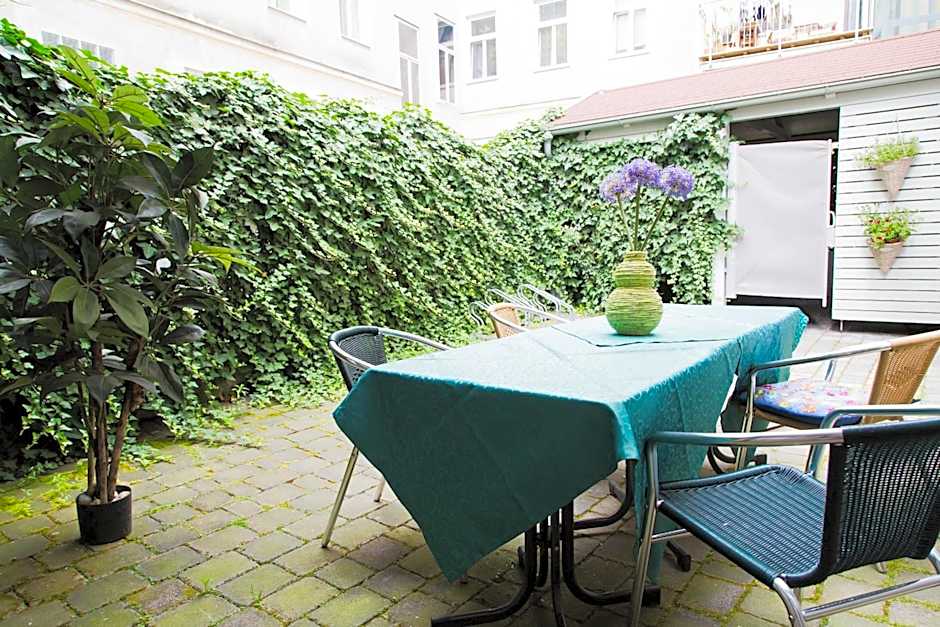 Very Central, 5 min to city center, Self Check In