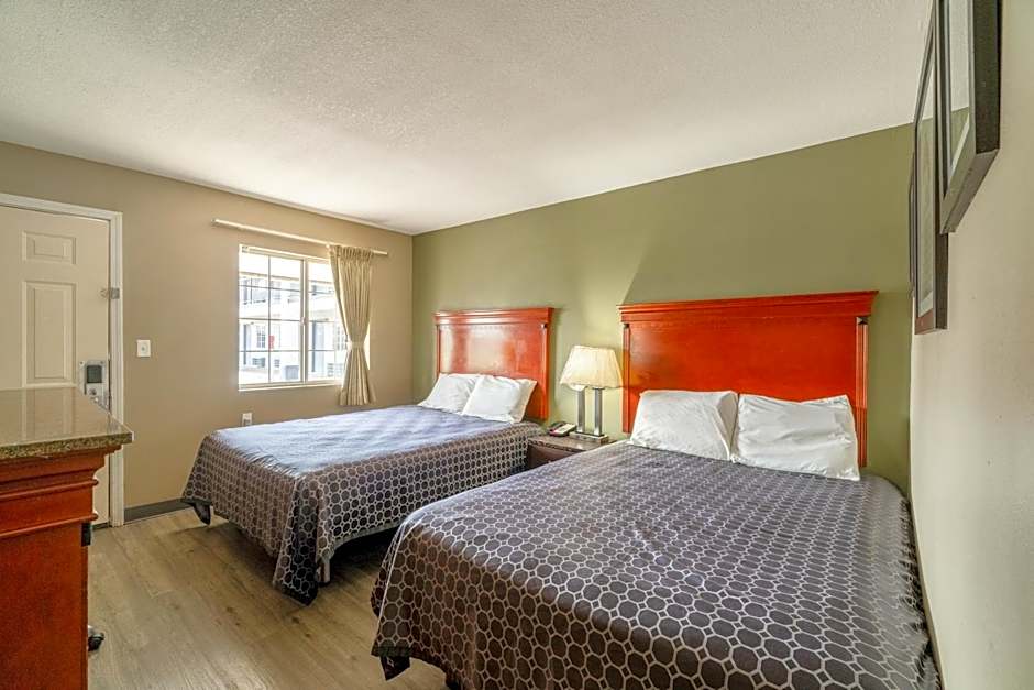 Deluxe Inn & Suites By OYO Miami OK
