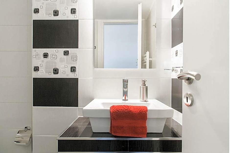 Nicholas Point Apartments and Rooms