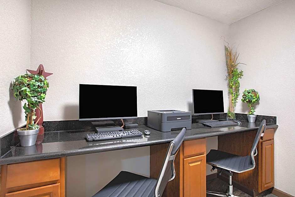 AmericInn by Wyndham Pella