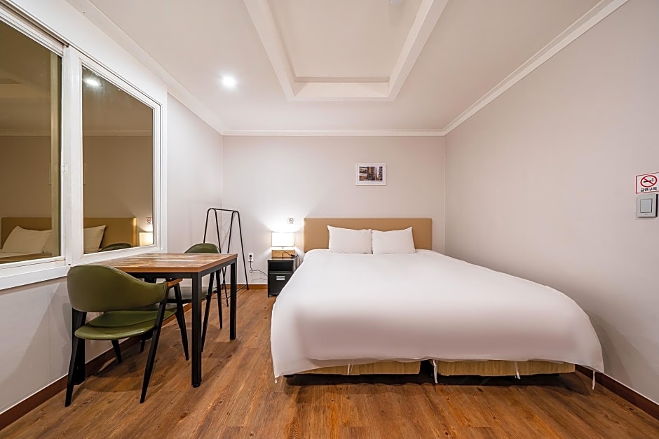 Check Inn Hotel