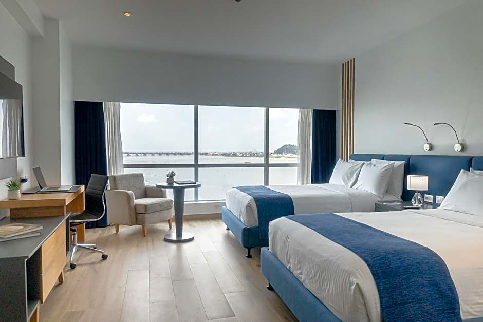 Wyndham Guayaquil, Puerto Santa Ana
