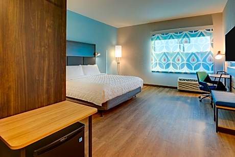 1 King Mobility/Hearing Acc Roll In Shower