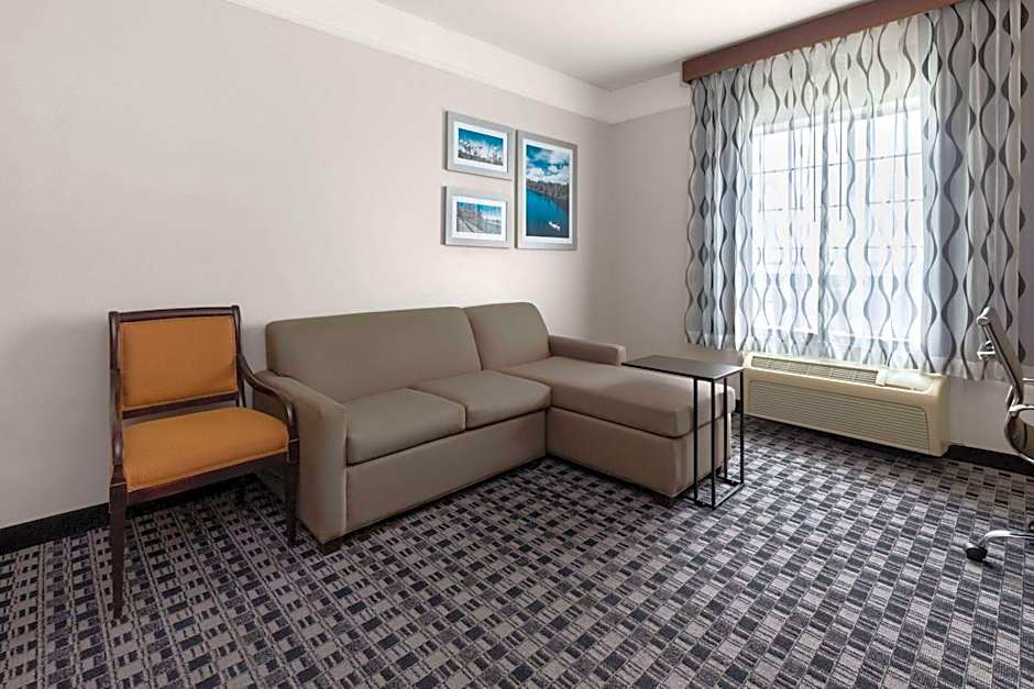 La Quinta Inn & Suites by Wyndham Deer Park