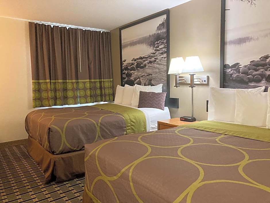 Super 8 by Wyndham Chisago City