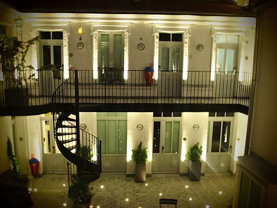 The 3 Ducks Eiffel Tower by Hiphophostels