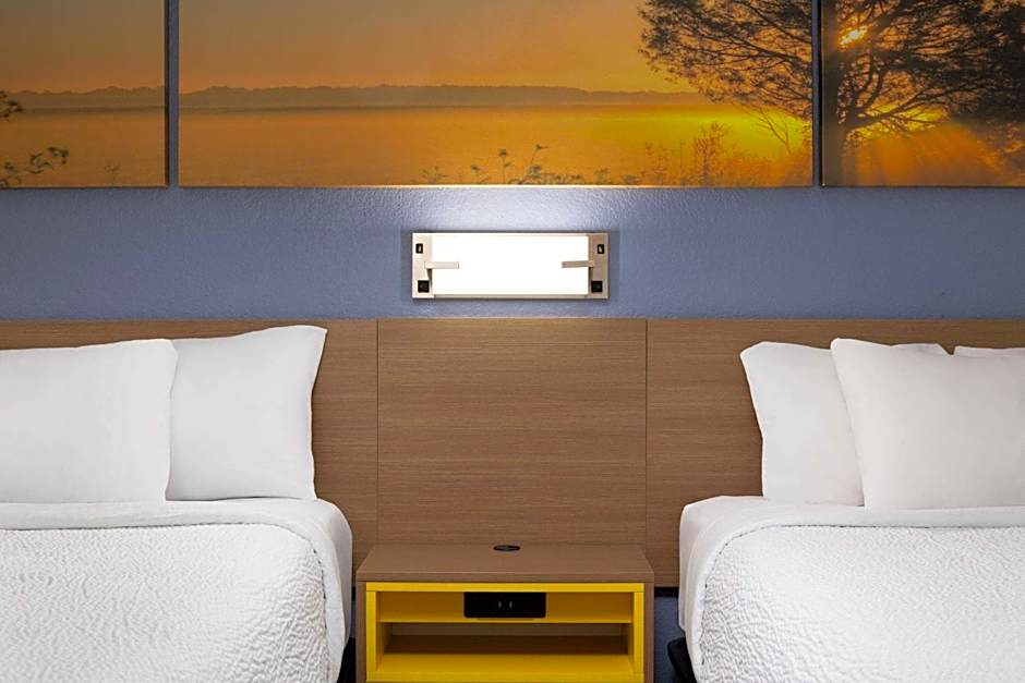 Days Inn & Suites by Wyndham Green Bay WI.