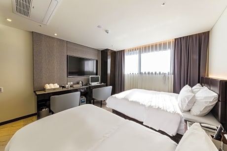 Suite Twin - OTT Available