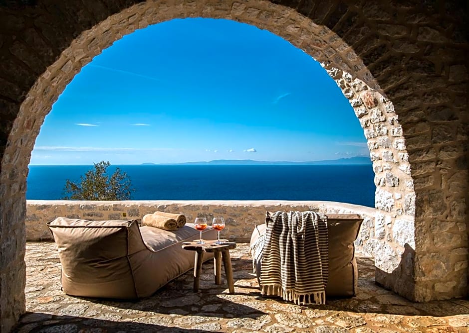 BASSA MAINA Villas & Suites